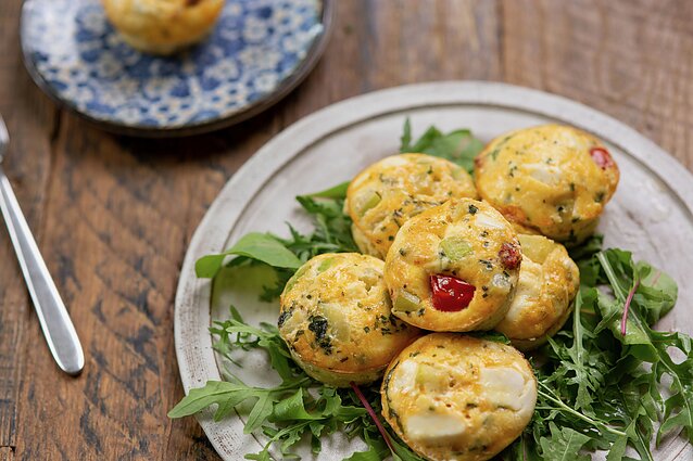 Ir pusryčiai, ir pietūs, ir užkandis: keksiuko formos sveikuoliškos fritatos su daržovėmis ir sūriu
