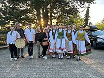 Irena Sattler su Vasario 16-osios gimnazijos mokiniais