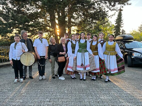 Irena Sattler su Vasario 16-osios gimnazijos mokiniais