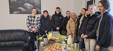 Irena Sattler su Vasario 16-osios gimnazijos mokiniais