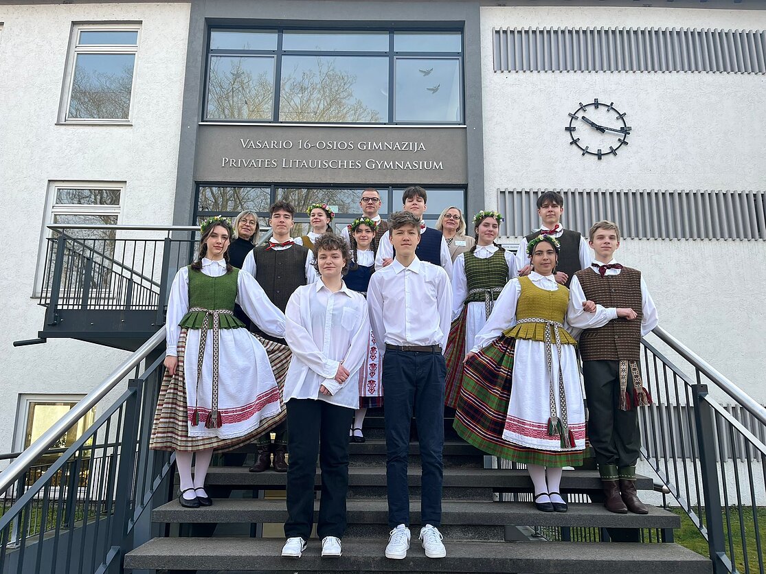 Irena Sattler su Vasario 16-osios gimnazijos mokiniais