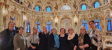 Vasario 16-osios gimnazijos mokytojų kolektyvas. Irena Sattler – antra iš dešinės.