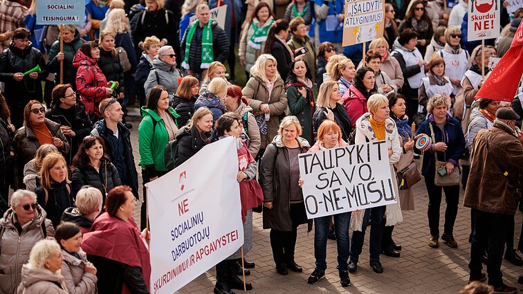 Keli šimtai žmonių susirinko į eitynes ir mitingą Vilniuje: reikalauja didesnio darbo užmokesčio ir orių darbo sąlygų