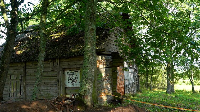 Sunykę Kernavės dvaro valdytojo rūmai – tarytum kaimo architektūros avarinės būklės namas