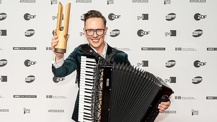 Prestižiniu apdovanojimu įvertintas Martynas Levickis: gyvenimas užsienyje pastūmėjo grįžti prie lietuvių liaudies muzikos