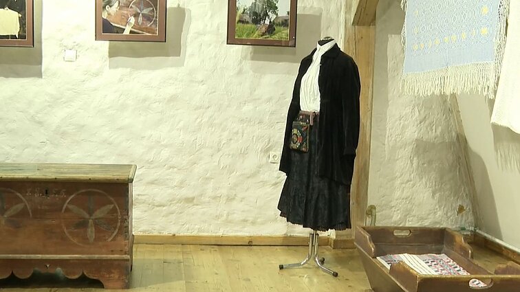 Mažosios Lietuvos gyventojų genocido atminimui – paroda „Reizgių giminės moterų kraitis“