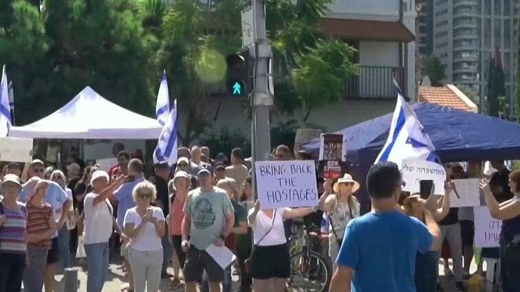 „Hamas“ įkaitų artimieji reikalauja, kad pirmenybė būtų teikiama aukų išlaisvinimui: jie turi grįžti namo