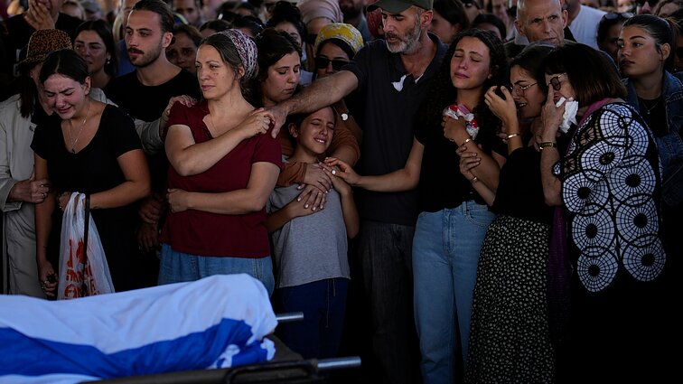Lovose nušauti civiliai, barakuose pribaigti kariai: ryškėjantis „Hamas“ išpuolio mastas kelia siaubą