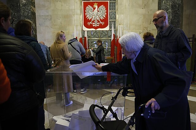 Žinios. Lenkijos rinkimai: valdantieji pripažįsta sunkumus, opozicija jau skelbia apie pergalę