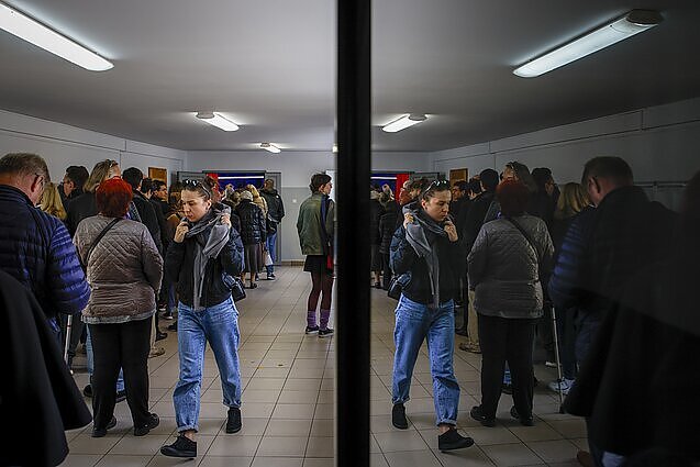 Rekordinis dalyvavimo rinkimuose aktyvumas Lenkijoje: eilės buvo tokios, kad net pritrūko biuletenių