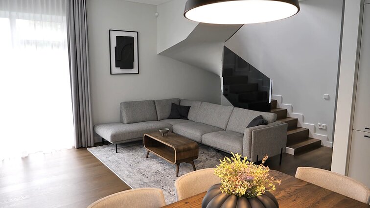 Šeimos namuose sutilpo saikas ir kokybė: sukurtas interjeras, nesietinas su mada