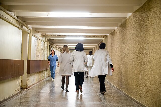 Dulkys ir medikų profsąjungos sutarė dėl naujo atlyginimų skaičiavimo: darbo užmokestis didės dešimtadaliu