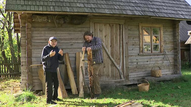 Vis dar gyvuojanti senoji lietuvių tradicija: Dzūkijoje rankų darbu gimsta krepšiai ir tvoros