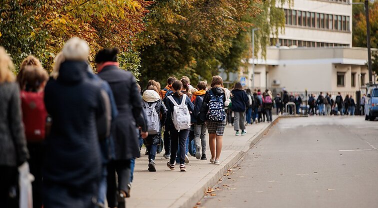 BPC priima tūkstančius skambučių su netikrais grasinimais: policija ragina neskubėti evakuoti žmonių ir nutraukti darbo