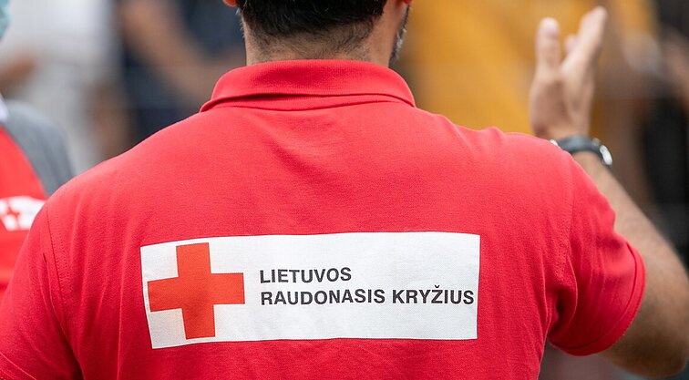 Humanitarinės pagalbos linija – 111: Lietuvos Raudonasis Kryžius kviečia kreiptis prireikus daiktų, drabužių ar psichologinės paramos