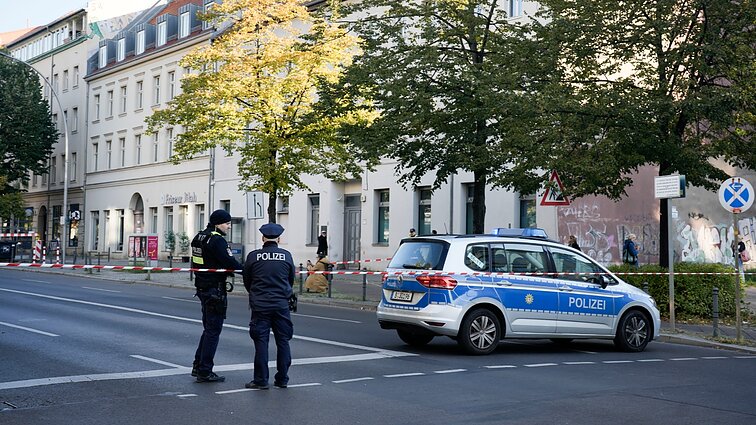 Žinios. Berlyne Molotovo kokteiliais apmėtytas žydų bendruomenės centras ir sinagoga, nukentėjo pareigūnai