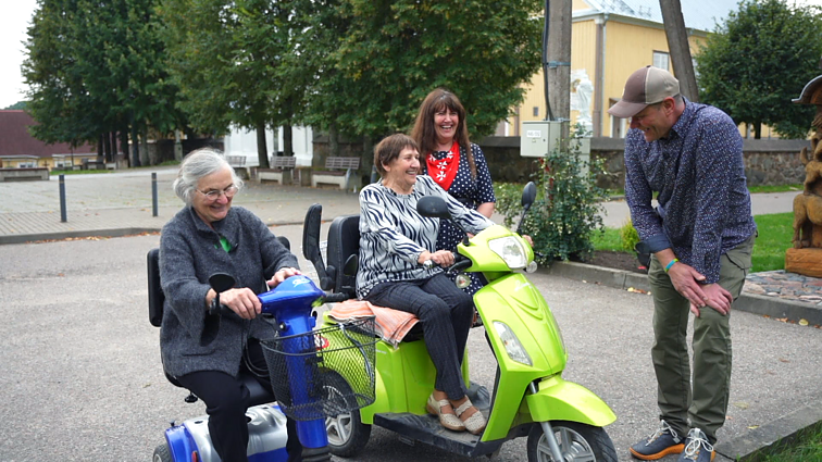 Pakvaišę dėl ratų. Senjorės po Viduklę zuja elektriniais vežimėliais: tai mums – antros kojos