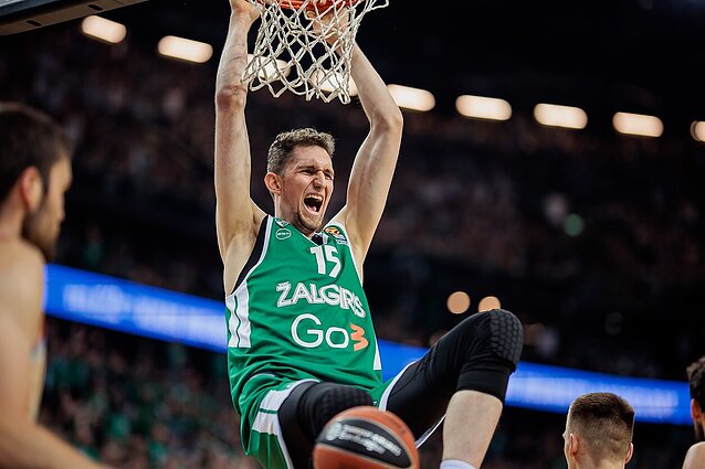 Eurolyga per LRT. Kauno „Žalgiris“ prieš Vitorijos „Baskonia“: Birutis po puikių komandos draugų perdavimų pelno 4 taškus iš eilės