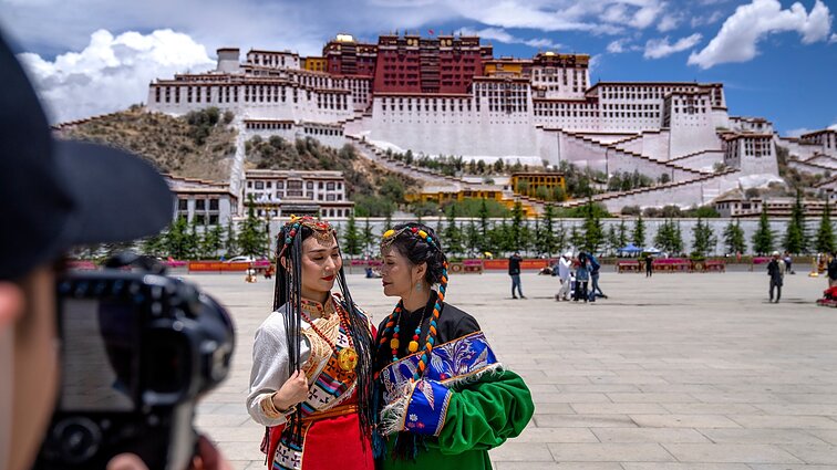 Į Tibetą plūsta vis daugiau kinų turistų: taip siekiaa stabdyti vis kylančius sukilimus prieš Pekiną