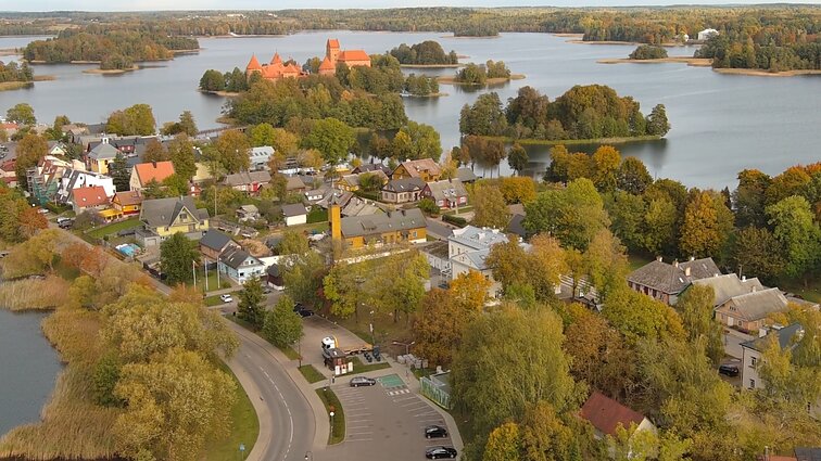 Rudeniškomis spalvomis nusidažę Trakai: miesto vaizdai iš paukščio skrydžio