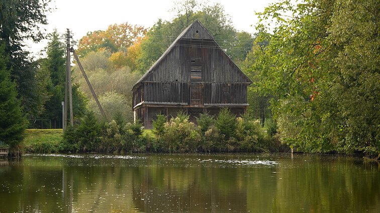 Unikalus medinis liaudies architektūros statinys ir kadaise klestėjusio dvaro šimtametis įrodymas – Būdviečio svirnas