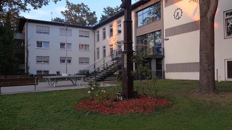 „Pinigų neturėjo, bet susitarė per kelerius metus surinkti“: Vokietijoje įsikūrusios Vasario 16-osios gimnazijos istorija