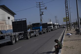 Palestiniečių vilkikai rengiasi perimti humanitarinės pagalbos krovinius