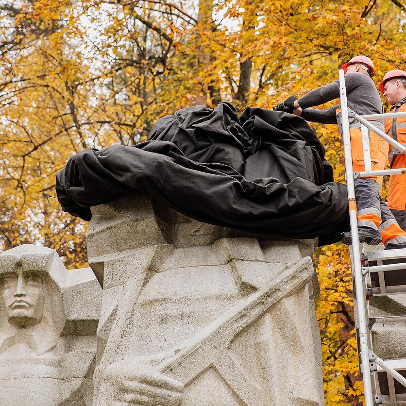 D. Umbraso  / LRT nuotr., Antakalnio kapinėse juodais audeklais dengiami paminklai sovietų kariams