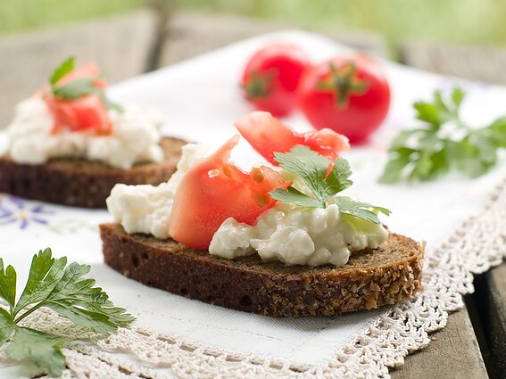 Sumuštinis iš duonos, grūdėtos varškės ir pomidorų