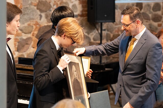 II-osios vietos laureatas J. Mikužis su Vengrijos ambasados Misijos vadovu Lietuvoje dr. Gábor Tamás Nagy