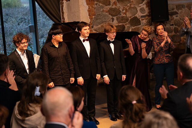 Saugusiųjų grupės laureatai, kartu su praėjusių metų laimėtoju S. Poška ir E. Andrejevaite bei M. Rubackytė 