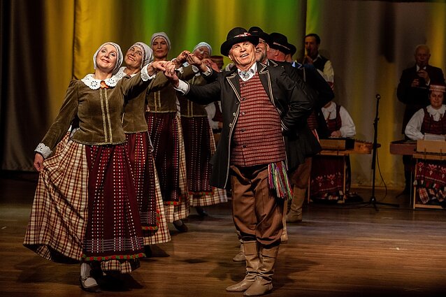 Liaudiškų šokių konkursinis sambūris „Iš aplinkui“