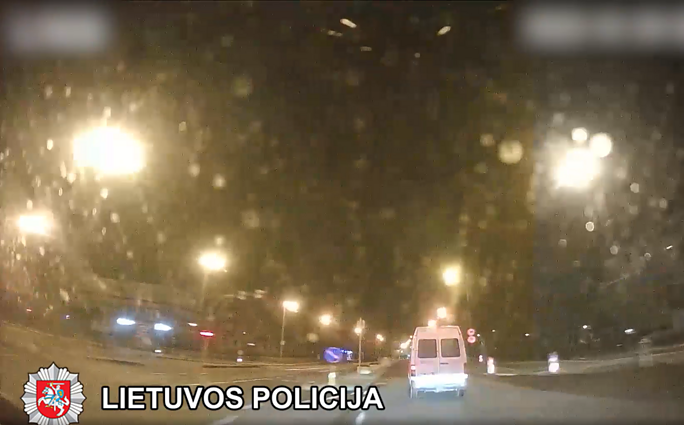 Klaipėdoje stabdomas nestojo automobilis: vairavo 13-metis