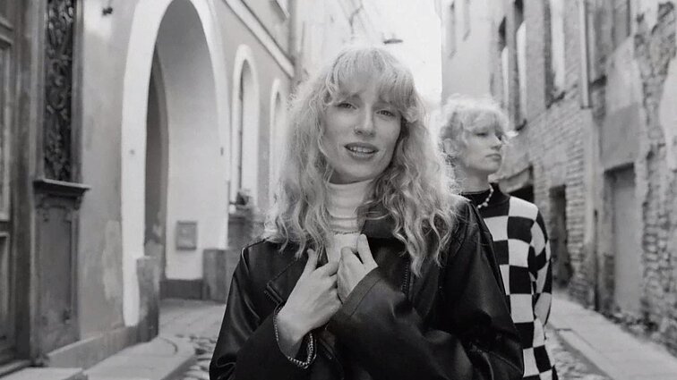 „Visi plaukiame link savo krioklio viršūnės“: „Baltos varnos“ pristato kinų legendos įkvėptą dainą