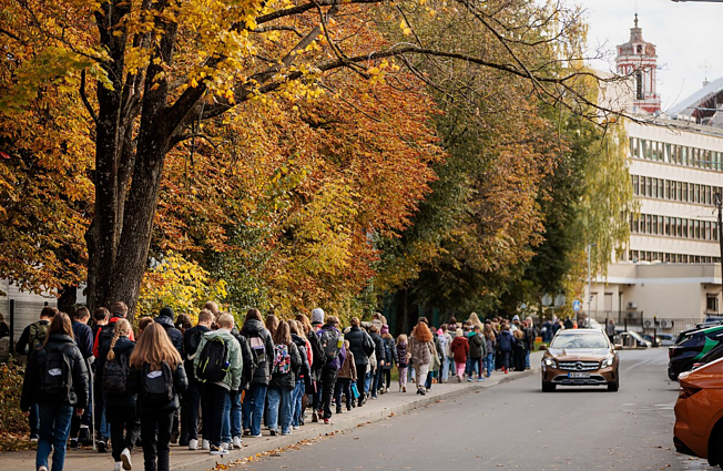Grasinimų sulaukiančių mokyklų tėvams „Vaikų linijos“ psichologė pataria negąsdinti vaikų savo nerimu: veiksminga kalbėti ramiai