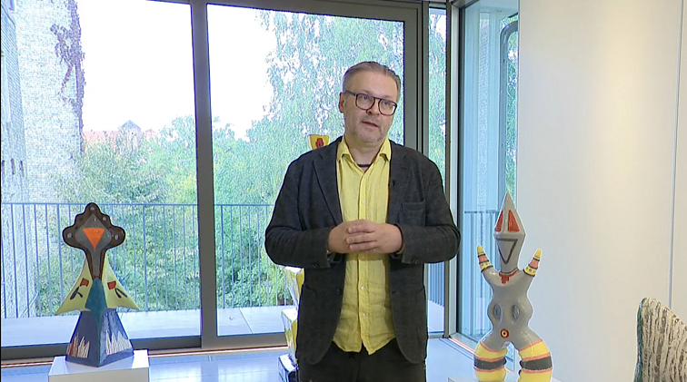 Tado Gutausko parodoje – skulptūrą ir tapybą jungiantys spalvoti žmogaus ūgio kūriniai