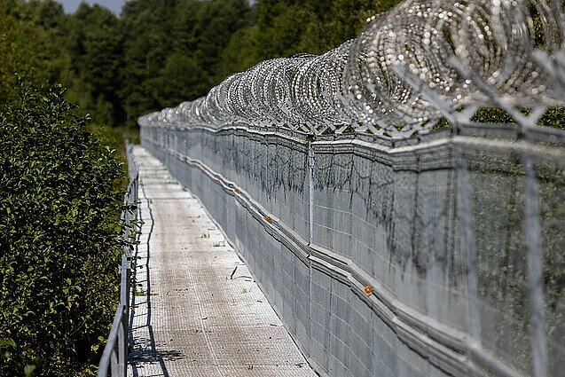 3 kilometrai už 4 mln. eurų: Suomija, ruošdamasi galimoms grėsmėms, stato sieną su Rusija