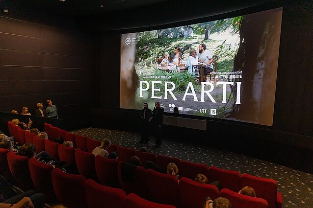 Kino naujienos. Austėjos Urbaitės debiutas „Per arti“, animacinis filmas „Šunyčiai patruliai 2“ ir žaidimu paremta juosta „Penkios naktys pas Fredį“