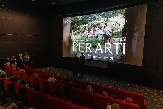 Debiutinę juostą „Per arti“ pristačiusi režisierė Austėja: norėjosi atskleisti žmogaus santykį su žmogumi