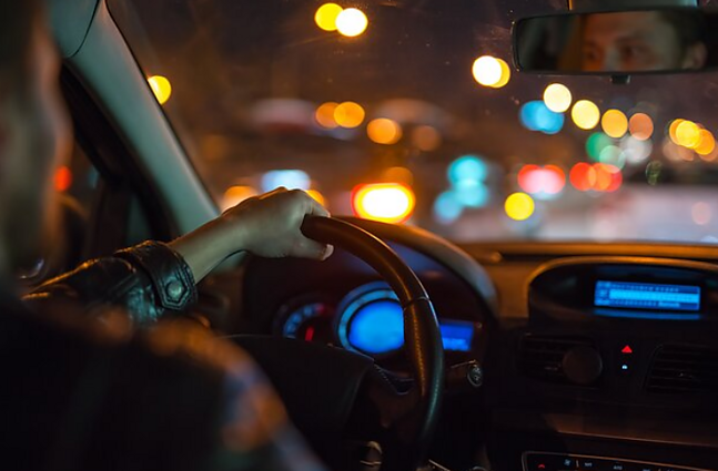 Vairavimo instruktorius įspėja: tamsiu paros metu stenkimės būti matomi ir būtinai matykime kitus