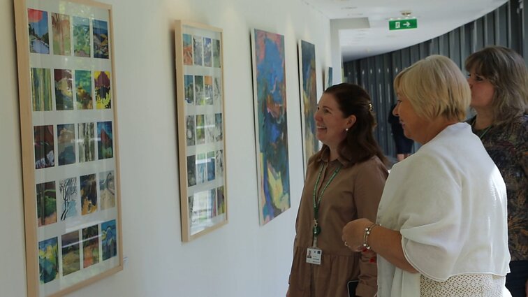 Europos Audito Rūmuose – tarptautinė lietuvių dailininkų paroda: ją aplankė daugybė ES tarnautojų