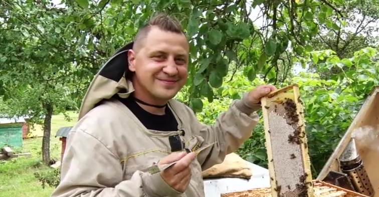 Dėl bitininkystės net sužadėtinę į kaimą atviliojęs Ernestas: per žiemą ir įgėlimų pasiilgsti