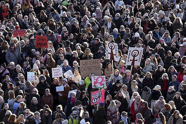 Islandijoje – moterų streikas: parą nedirbo ir į gatves su šalies moterimis išėjo ir ministrė pirmininkė