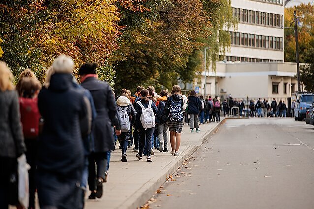 Seime – siūlymas stiprinti mokyklų apsaugą: įpareigotų ugdymo įstaigų steigėjus investuoti į tvorą bei kameras