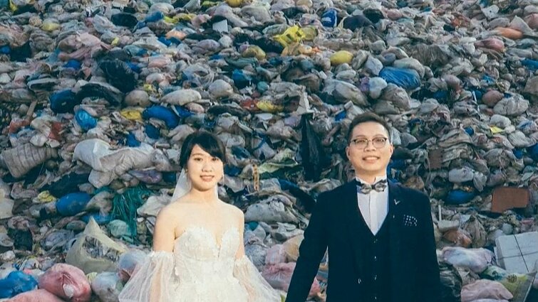 Vaizdas paveikesnis nei žodžiai: norėdami atkreipti dėmesį į tvarumą, jaunavedžiai fotosesiją surengė sąvartyne