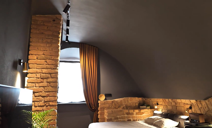 XVI amžiaus namo bute – istorija alsuojantys interjero akcentai: mūrinė kolona tapo būsto centrine detale