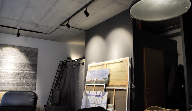 Tamsiomis spalvomis išsiskiriantys menininko Manto Daujoto namai: pagrindinis interjero akcentas – masyvūs virtuvės šviestuvai