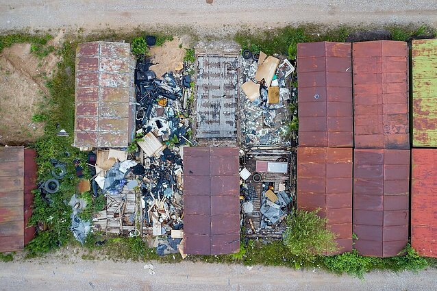 Vilniaus valdžia iš miesto centro pradėjo nukelti metalinius garažus: savininkai piktinasi, kad pranešimų apie reikalavimą atlaisvinti valstybinę žemę negavo