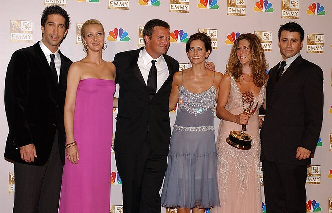 Serialo „Draugai“ aktoriai: David Schwimmer, Lisa Kudrow, Matthew Perry, Courteney Cox, Jennifer Aniston, Matt LeBlanc Serialo „Draugai“ aktoriai: David Schwimmer, Lisa Kudrow, Matthew Perry, Courteney Cox, Jennifer Aniston, Matt LeBlanc