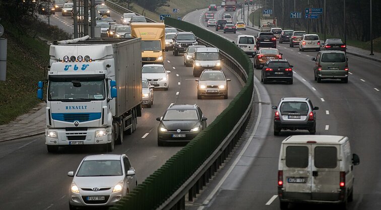 Žinios. Ekspertas primena – iki lapkričio 10 d. nespėjus pakeisti padangų į žiemines, gali grėsti nemalonumai